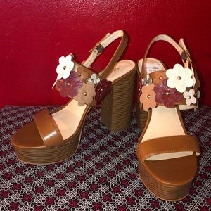 Nine West awesome floral sandals. New out of box.